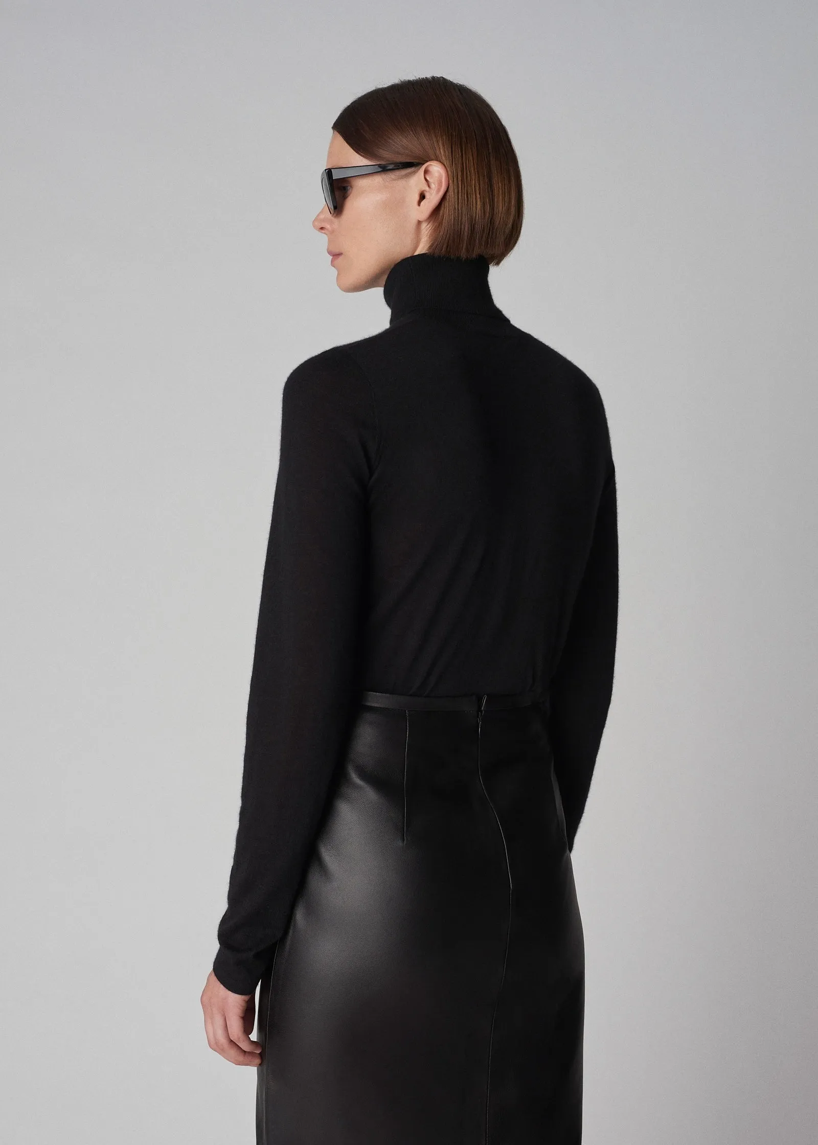 Slim Turtleneck Top in Fine Cashmere - Black